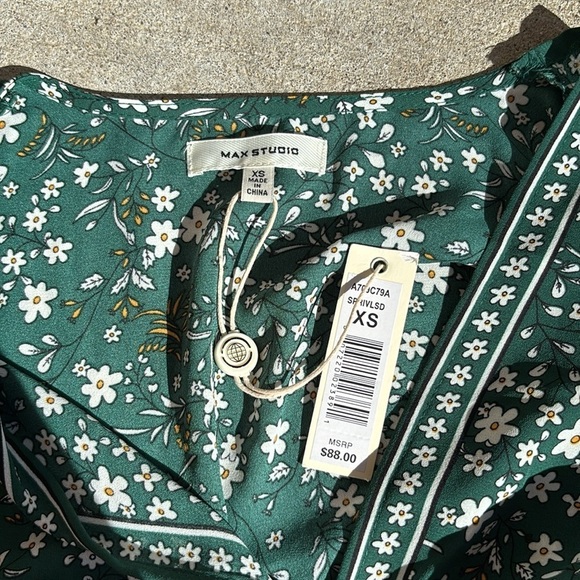 NWT Max Studio Floral Blouse - Picture 5 of 7